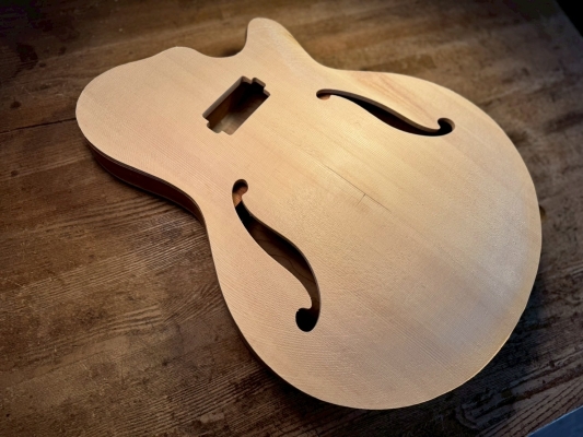 菰口 雄矢 – Yuya Komoguchi – | Nishgaki Guitars | Blue